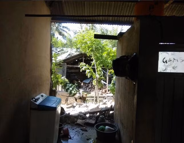 Được biết, Cơ quan Khí tượng, Khí hậu và Địa lý Indonesia phát cảnh báo sóng thần 5 phút sau khi trận động đất xảy ra nhưng sau đó lại quyết định gỡ bỏ cảnh báo chỉ sau 30 phút, gây khó hiểu cho nhiều người. Được biết, Cơ quan Khí tượng, Khí hậu và Địa lý Indonesia phát cảnh báo sóng thần 5 phút sau khi trận động đất xảy ra nhưng sau đó lại quyết định gỡ bỏ cảnh báo chỉ sau 30 phút, gây khó hiểu cho nhiều người.