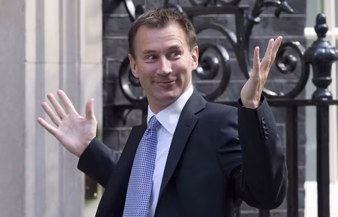 Ông Jeremy Hunt đi lên từ nghề dạy tiếng Anh tại Nhật Bản.
