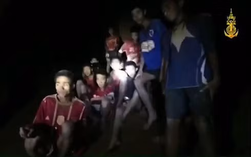 12 cậu bé và huân luyện viên của đội bóng thiếu niên được tìm thấy còn sống sau 9 ngày đen tối. 12 cậu bé và huân luyện viên của đội bóng thiếu niên được tìm thấy còn sống sau 9 ngày đen tối.