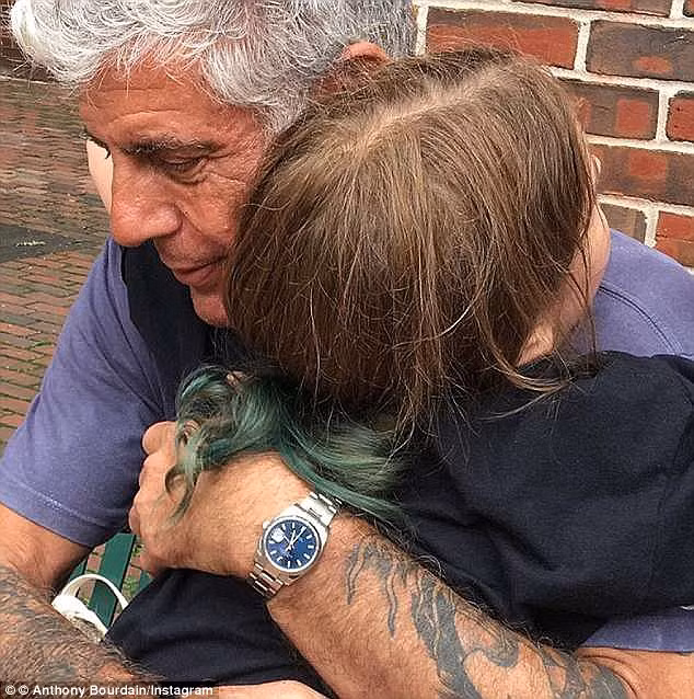 Chuyên gia ẩm thực Bourdain rất thương Ariane nhưng không bao giờ để lộ mặt cô bé lên mạng xã hội.