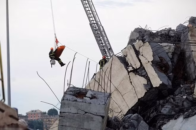 Các lính cứu hộ đang chạy đua với thời gian để tìm kiếm những nạn nhân mắc kẹt.