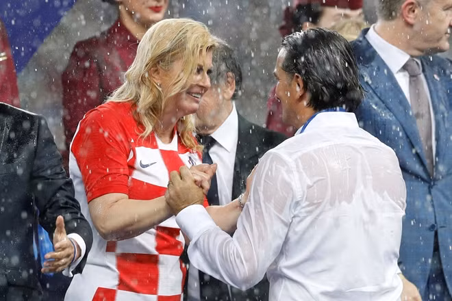 Khoảnh khắc xúc động bà Kolinda nắm tay Huấn luyện viên Zlatko Dalić dưới cơn mưa nặng hạt tại sân vận động Luzhniki khiến các cổ động viên trung thành của Croatia không thể kiềm lòng.