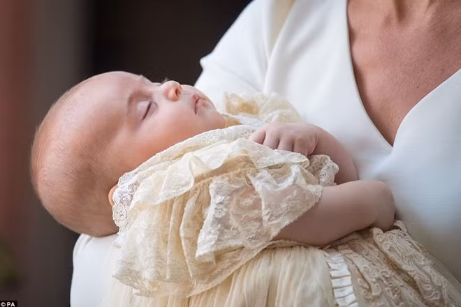 Trong bức hình, Hoàng tử Louis được Công nương Kate mặc cho một chiếc áo choàng giống với bộ đồ mà con gái cả của Nữ hoàng Victoria đã vận vào lễ rửa tội năm 1841. Chiếc áo này được làm bằng chất Honiton cao cấp, lót một lớp vải satin trắng.
