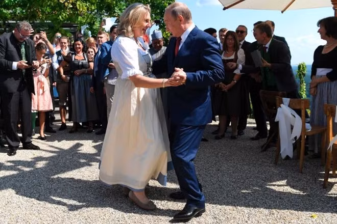 Tổng thống Putin khiêu vũ cùng Ngoại trưởng Áo Kneissl hôm 18-8. Ảnh: Reuters.