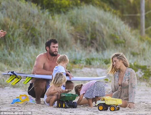Đầu năm ngoái, gia đình Chris Hemsworth bất ngờ rời Malibu (Mỹ) về thị trấn gần biển Bryon Bay (Australia) sinh sống. Chia sẻ với giới báo chí về sự thay đổi này, Chris cho biết anh mong muốn vợ con mình có một cuộc sống tự do và yên bình, không phải chịu quá nhiều áp lực từ truyền thông.