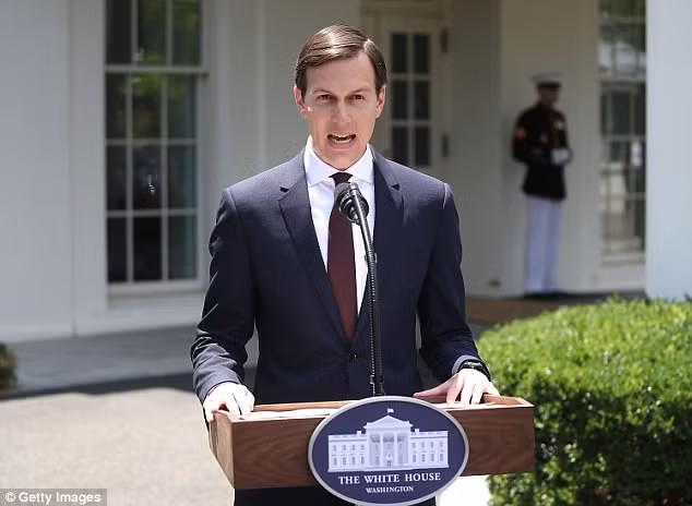 Cố vấn cấp cao Nhà trắng Jared Kushner trả lời báo chí sau phiên điều trần hồi tháng 7-2017 Ảnh: Getty Images.