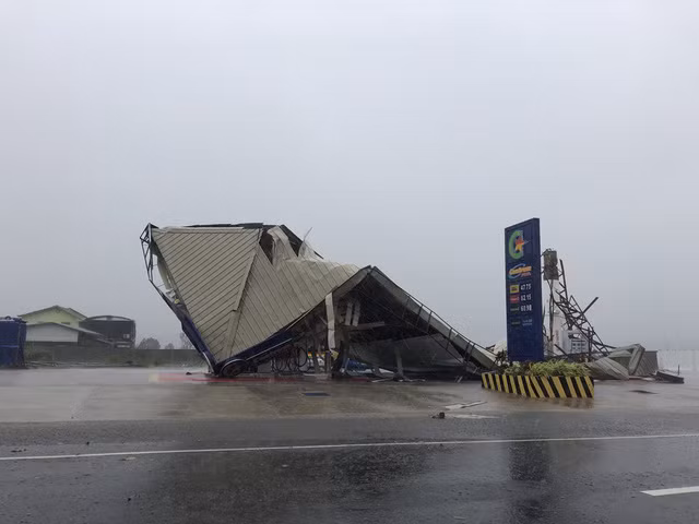 Những trạm xăng tại Philippines bị quần nát nghiêm trọng. Hầu hết các ngôi nhà bị phá hủy, mái nhà bị thổi bay. Không có điện, thông tin liên lạc cũng bị cắt. Những trạm xăng tại Philippines bị quần nát nghiêm trọng. Hầu hết các ngôi nhà bị phá hủy, mái nhà bị thổi bay. Không có điện, thông tin liên lạc cũng bị cắt.