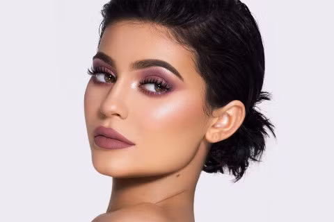 Hiện nay, Kylie Jenner là một gương mặt được rất nhiều nhãn hàng săn đón. Theo CNBC, mỗi lần Kylie đăng ảnh quảng cáo cho một thương hiệu nào đó trên trang mạng xã hội Instagram có giá 1 triệu USD/lượt. Hiện nay, Kylie Jenner là một gương mặt được rất nhiều nhãn hàng săn đón. Theo CNBC, mỗi lần Kylie đăng ảnh quảng cáo cho một thương hiệu nào đó trên trang mạng xã hội Instagram có giá 1 triệu USD/lượt.