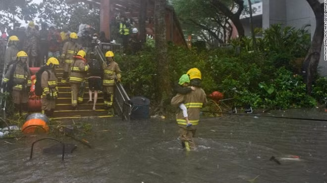 Trước đó, Chính quyền thành phố Hongkong đã nâng kịch trần mức cảnh báo với người dân về sức công phá của siêu bão Mangkhut.