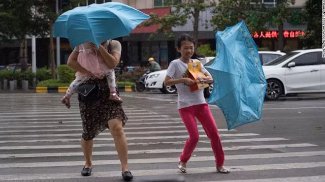 Hiện tại, bão Mangkhut đã đổ bộ vào khu vực thị trấn Hải Yến, thành phố Đài Sơn, tỉnh Quảng Đông với sức gió giật cấp 14 (tương đương 162km/h).