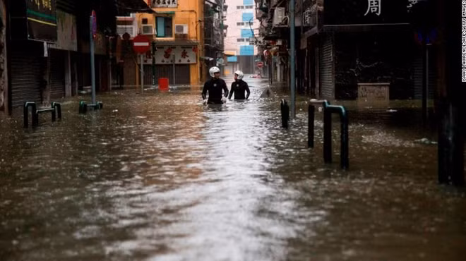 Hàng trăm cư dân tại các làng chài ven biển của Hongkong đã được sơ tán khi nước dâng cao và ngập lút nhà cửa.