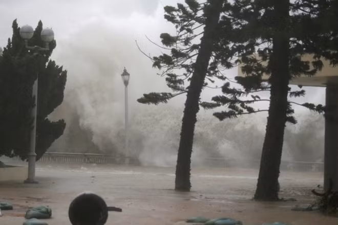 Với sức gió giật 223km/h, Mangkhut đổ bộ vào Hongkong lúc 16h (giờ địa phương) khiến cho mọi hoạt động khiến nhiều nhà cao tầng tại đây rung lắc, cây cối bị quật đổ và đường phố chìm trong biển nước.