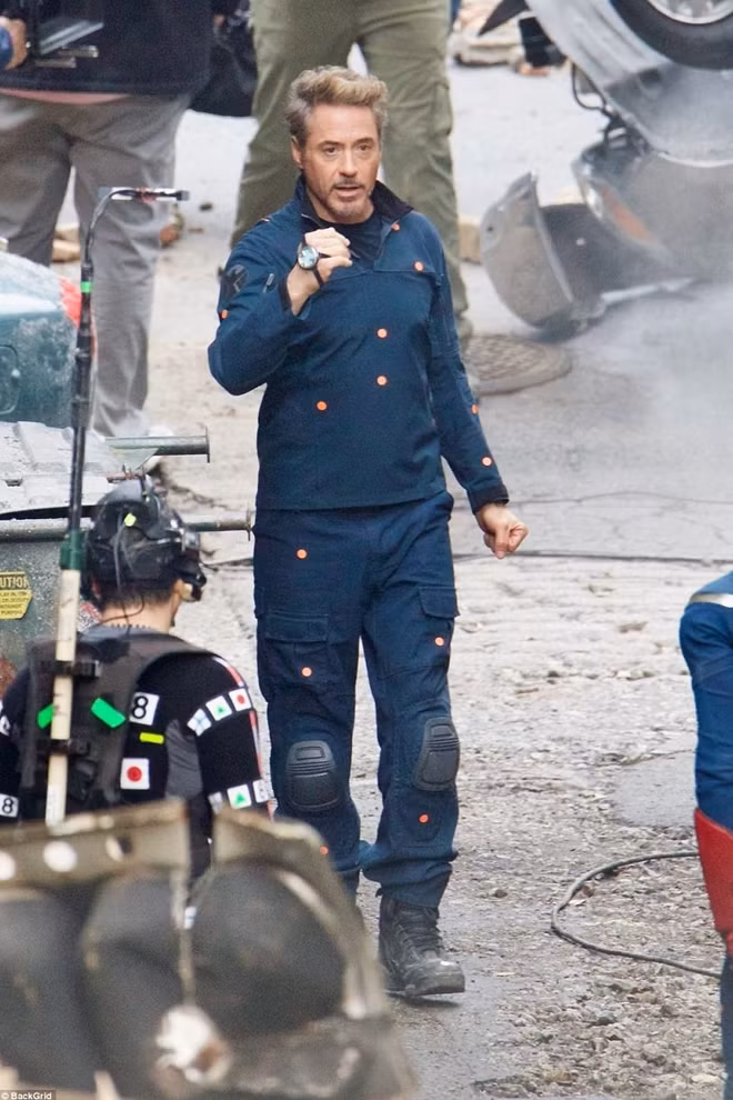 Robert Downey Jr (53 tuổi) không diện bộ đồ người sắt như trên màn ảnh mà thay vào đó là một bộ đồ mày navy giản dị với những thiết bị hỗ trợ kĩ xảo.