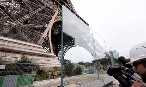 Kế hoạch xây dựng hàng rào 40 triệu USD dưới chân tháp Eiffel sẽ được hoàn thành vào giữa tháng 7 tới. Ảnh: Reuters.
