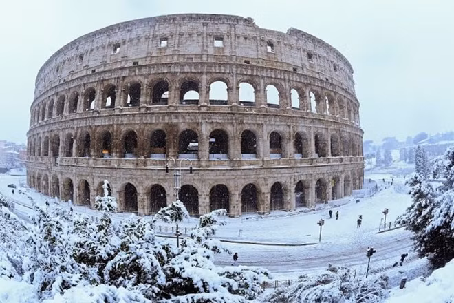 Đấu trường La Mã Colosseo sừng sững giữa khung cảnh trắng xóa tại trung tâm thủ đô.