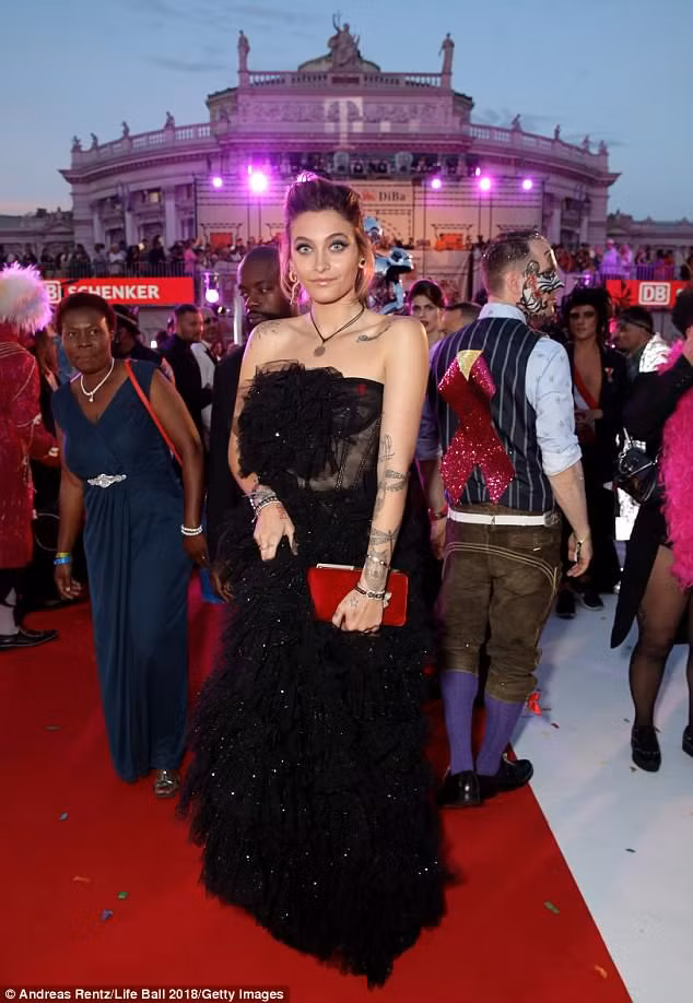 Xuất hiện trong chiếc đầm đen phá cách của Dolce & Gabbana, Paris được cánh paparazi "săn đón" nhiệt tình.