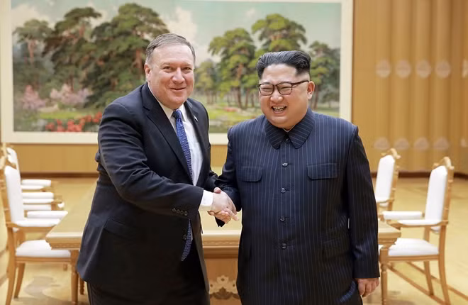 Ngoại trưởng Mỹ Mike Pompeo (trái) và Chủ tịch CHDCND Triều Tiên Kim Jong-un. Ảnh: Getty Images.