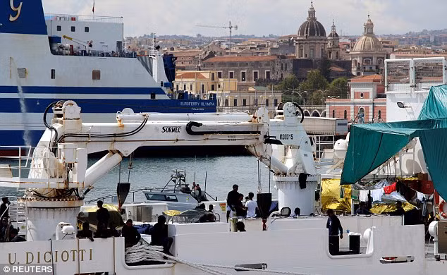 Tàu tị nạn Diciotti cập cảng Catania. Ảnh: Reuters. Tàu tị nạn Diciotti cập cảng Catania. Ảnh: Reuters.