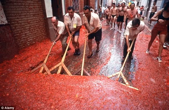 Ngay sau khi lễ hội kết thúc, "biệt đội tình nguyện" và những chiếc xe chữa cháy sẵn sàng dọn sạch toàn bộ và hôm sau sẽ “không còn lại một dấu vết”. Ngay sau khi lễ hội kết thúc, "biệt đội tình nguyện" và những chiếc xe chữa cháy sẵn sàng dọn sạch toàn bộ và hôm sau sẽ “không còn lại một dấu vết”.