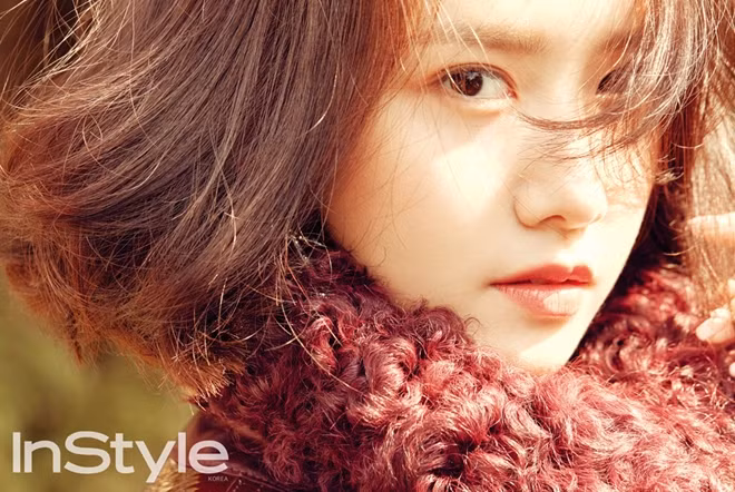 Sau hơn 10 năm kể từ khi ra mắt chính thức với tư cách là thành viên của nhóm nhạc nữ Girls' Generation (SNSD), với sự nỗ lực, nghiêm túc làm việc và nhan sắc thiên phú "đẹp hơn hoa", mỹ nhân YoonA đã trờ thành "con cưng" được các tạp chí thời trang và làm đẹp hàng đầu Hàn Quốc và khu vực săn đón.