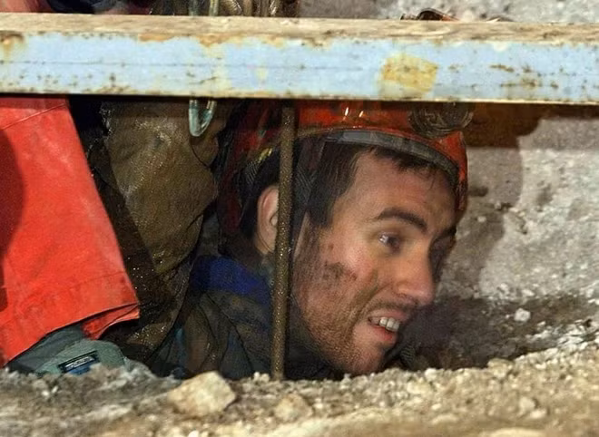 Một trong số các nhà thám hiểm được đưa ra khỏi hang. Ảnh: Getty Images.