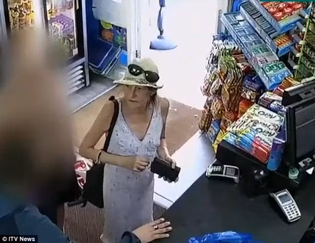 CCTV ghi lại cảnh nạn nhân trong vụ nhiễm độc mua bia tại một cửa hàng tiện lợi ở Salisbury.
