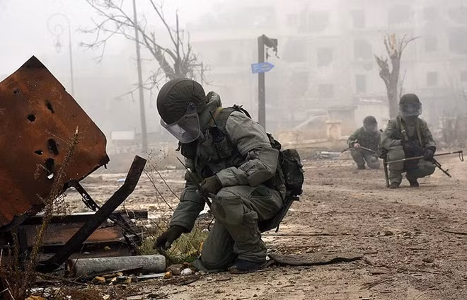 Các chuyên gia quân sự Nga đã nhanh chóng tới Aleppo để hỗ trợ người dân và điều tra về vụ tấn công hóa học. Ảnh: TASS.