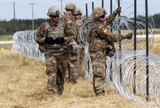 Các binh sĩ Mỹ đến từ căn cứ quân sự Fort Riley ở Kansas dựng hàng rào dây thép gai ở Donna, bang Texas.