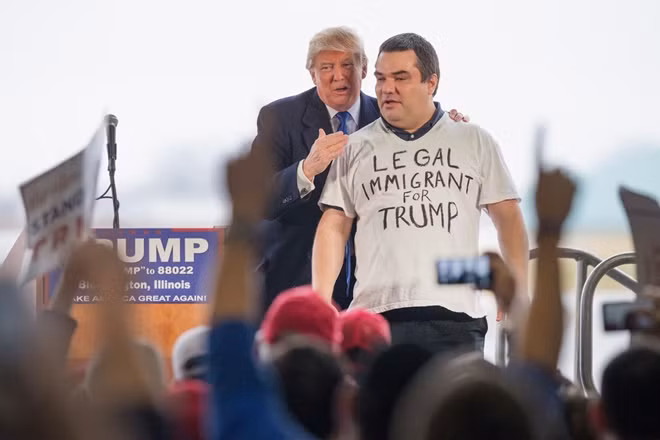 Bất chấp sự phản đối gay gắt từ đảng Dân chủ, Tổng thống Trump đã ban hành sắc lệnh ngưng cấp phép tị nạn với những người vượt biên trái phép. Ảnh: Getty Images.