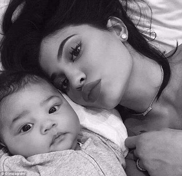 Kylie và con gái Stormi. Kylie và con gái Stormi.