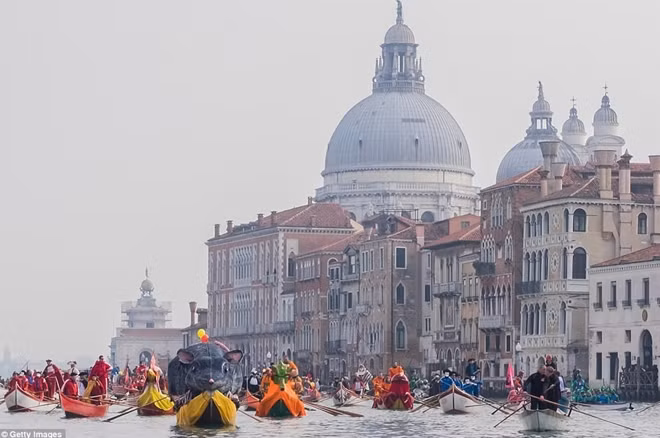 Chính phủ Italia khôi phục lại lễ hội hóa trang đường phố đặc sắc này vào năm 1979 sau một thời gian dài rơi vào suy thoái, nhằm thúc đẩy văn hóa và lịch sử.