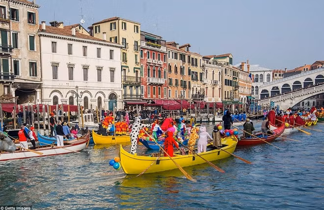 Hàng năm lễ hội hóa trang (Carnival) Venice sẽ được tổ chức vào "một ngày đẹp trời" đầu Mùa Chay (thời điểm một số nước châu Âu ăn chay).