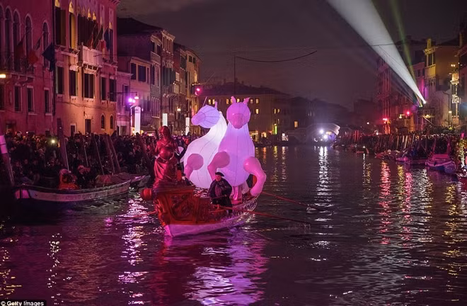 Rất đông du khách đứng ở hai bờ Grand Canal để chiêm ngưỡng những màn diễu hành độc đáo và đầy sắc màu.