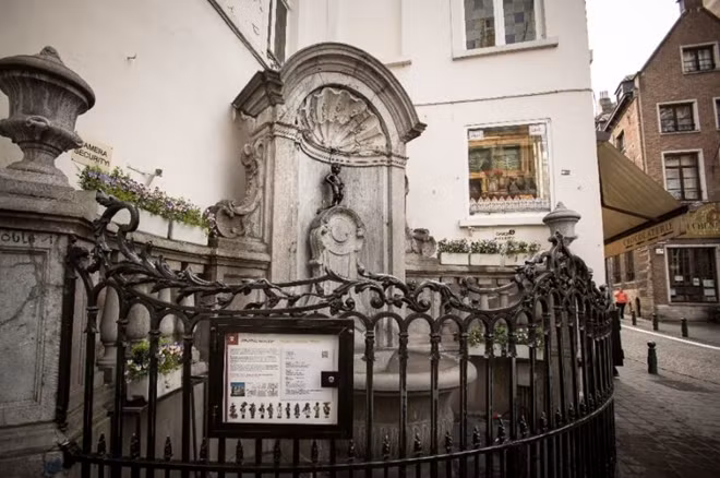 Không hoành tráng như những đài phun nước khác trong bảng xếp hạng, đài phun nước Manneken Pis của thủ đô Brussels nhỏ nhưng có võ. Manneken Pis là biểu tượng của Brussels, liên quan đến câu chuyện về một cậu bé đi tiểu vào cầu chì đang cháy để giúp cả thành phố thoát khỏi nguy cơ bị hủy diệt.
