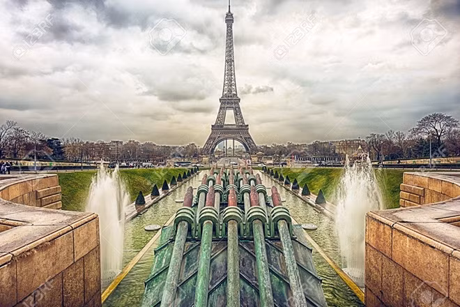 Đài phun nước Warsaw ở khu vườn Trocadero (quận 16), thủ đô Paris là một tác phẩm nghệ thuật lớn. Quần thể đài phun nước Warsaw được thiết kế bởi kiến trúc sư người Pháp Roger-Henri vào năm 1937. Nằm đối diện với tòa tháp Eiffel, đài phun nước Warsaw tạo ấn tượng với du khách bởi 20 khẩu pháo nước cực đại với lực bắn nước dài tới 50m vô cùng hoành tráng.