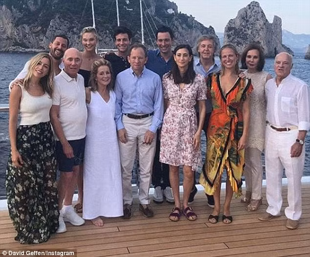 Karlie thường xuyên cùng gia đình Kushner đi du lịch.
