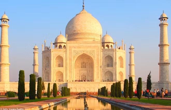Taj Mahal đang dần chuyển sang màu vàng nâu vì mức độ ô nhiễm cao tại Agra.