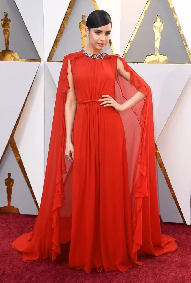 Sofia Carson nổi bật với bộ cánh đỏ trong bộ sưu tập Pre-Fall 2018 của Giambattista Valli.