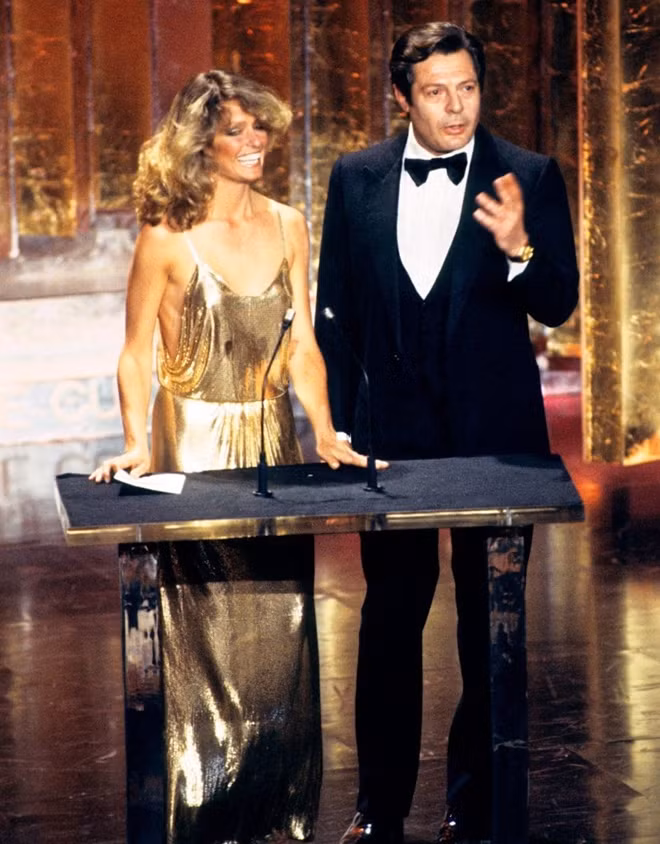 Bộ váy của nhà mốt Stephen Burrows được Farrah Fawcett diện tại Oscar 1978 lấp lánh như một chiếc dây chuyền vàng.
