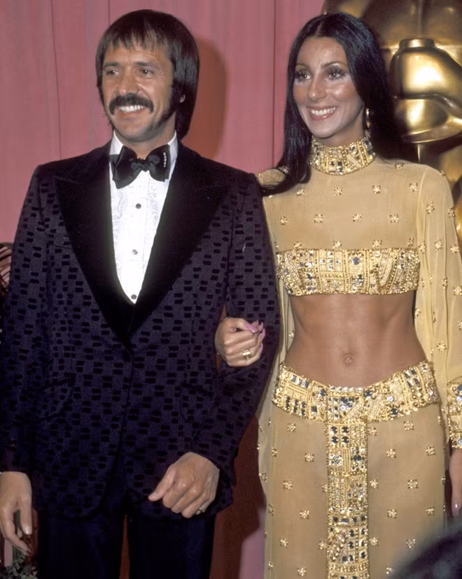 Nữ ca sĩ Cher khoe được nước da nâu bóng và vòng eo săn chắc trong bộ váy hai mảnh của Bob Mackie. (Oscar 1973).