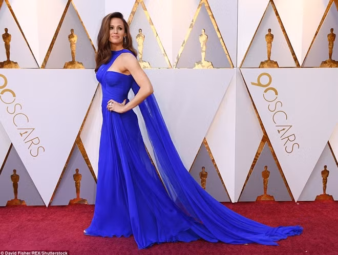 Jennifer Garner, nữ diễn viên "Bí danh" xuất hiện như một nữ thần với bộ váy xanh coban thướt tha.