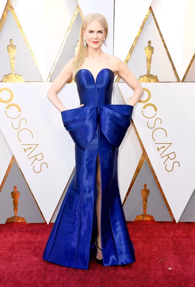 Nicole Kidman chọn một chiếc váy xẻ bạo.