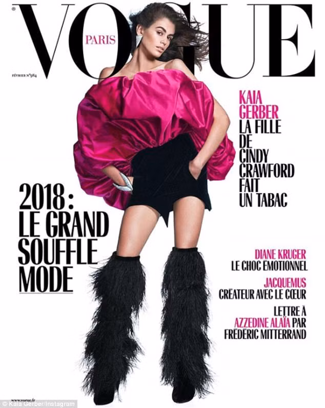 Kaia xuất hiện lộng lẫy và thời thượng trên bìa Vogue Paris (số tháng 2) trong chiếc áo hồng nổi bật của nhà mốt Saint Laurent kết hợp cùng quần soóc nhung cạp cao, đôi bốt tua rua quá gối cùng những phụ kiện khác.