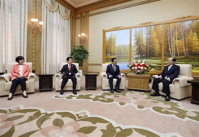 Chủ tịch Đoàn Chủ tịch Nhân dân Tối cao (Quốc hội) Triều Tiên Kim Yong-nam (phải) và Chủ tịch đảng Dân chủ (DP) cầm quyền của Hàn Quốc Lee Hae-chan (thứ 3, trái) tại cuộc họp ở Bình Nhưỡng hôm 19-9. Ảnh: Yonhap