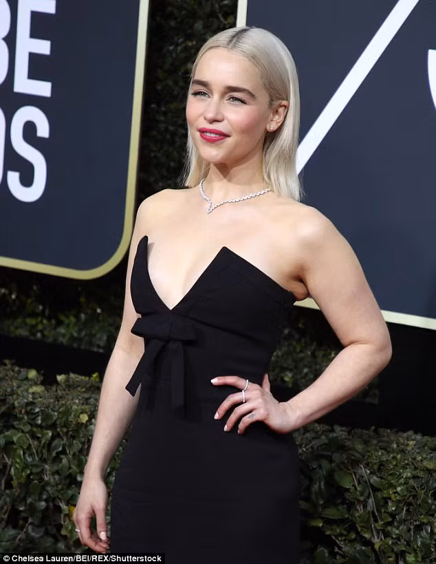 "Đóa hồng dại" của Xứ sở sương mù Emilia Clark hút ánh nhìn trong bộ váy của Miu Miu.