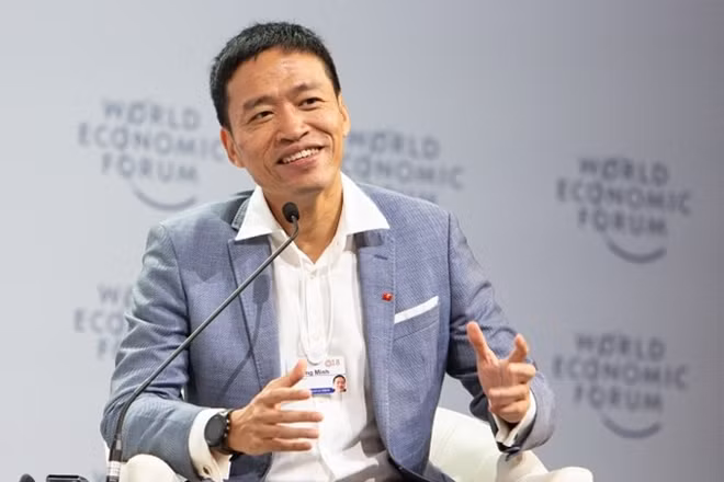 CEO Lê Hồng Minh chia sẻ kinh nghiệm cho các bạn trẻ trong Diễn đàn mở. Ảnh: WEF.