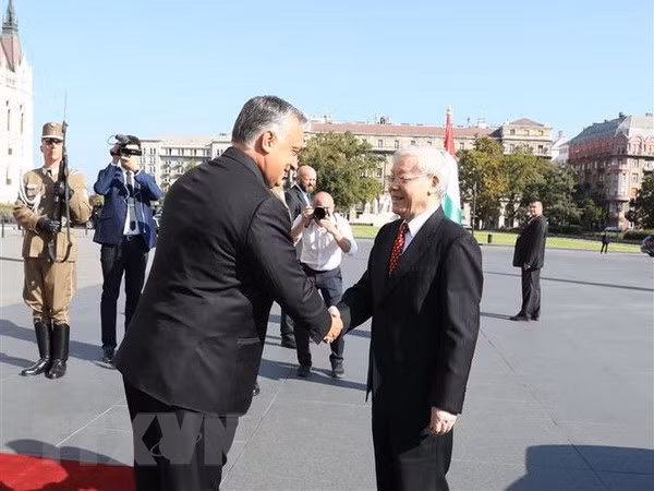 Thủ tướng Hungary Viktor Orbán đón Tổng Bí thư Nguyễn Phú Trọng. (Ảnh: Trí Dũng/TTXVN)