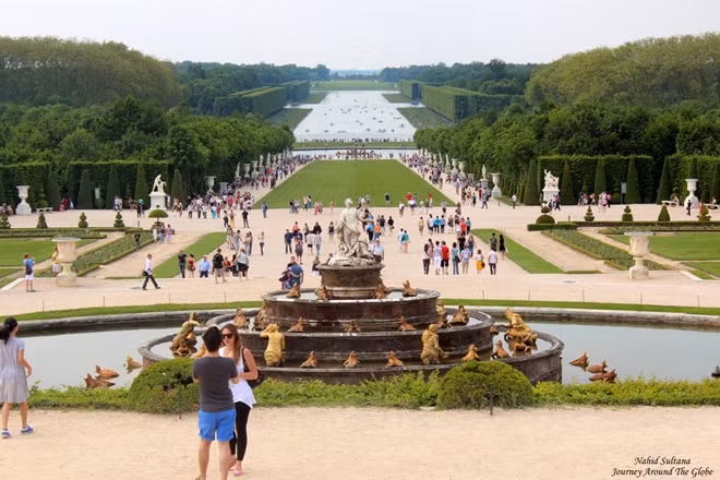 Không chỉ có cây cối, hồ nước, mỗi khu vườn tại Versailles đều được trang trí và mang một chủ đề riêng biệt. DW cho biết, ông Andre Le Notre, người dành cả đời để chăm sóc các khu vườn dưới thời vua Louis XIV tại Versailles đã được lọt vào top những nhà làm vườn nghệ thuật mọi thời đại.
