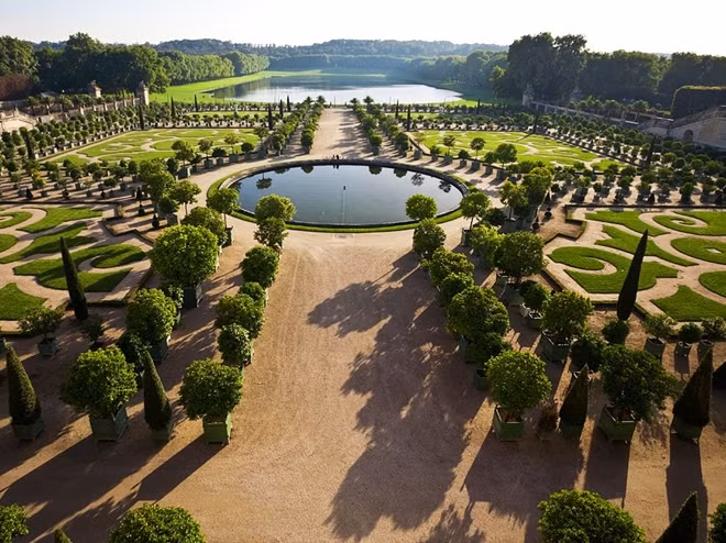 Chateau Versailles được biết đến là một trong những cung điện lớn nhất châu Âu với nhiều khu vườn baroque sở hữu cảnh quan vô cùng "vương giả".