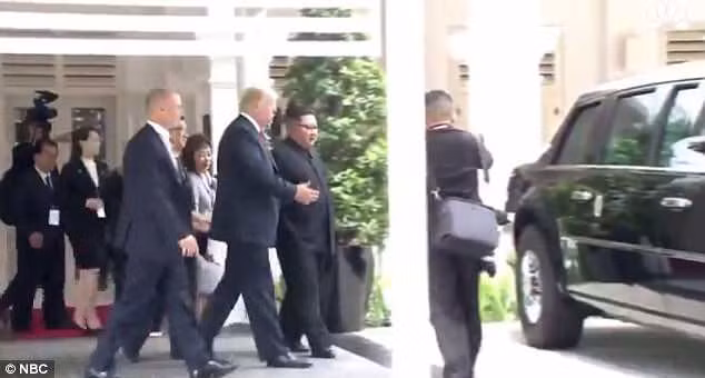 Tổng thống Trump giới thiệu về chiếc The Beast cho Nhà lãnh đạo Triều Tiên Kim Jong-un. Tổng thống Trump giới thiệu về chiếc The Beast cho Nhà lãnh đạo Triều Tiên Kim Jong-un.